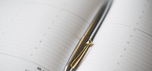 bloc notes ouvert avec un stylo